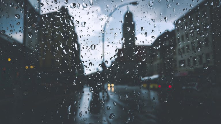 雨の日に換気扇は逆効果!?窓開けると湿度はどうなる!?｜サトマガ