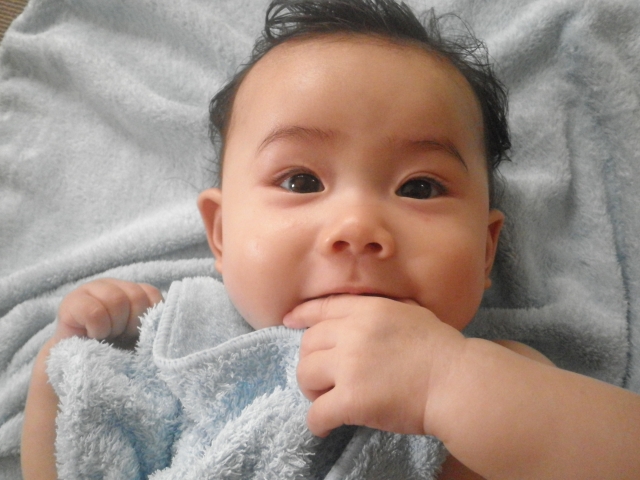 赤ちゃんがタオルを吸いながら寝る原因 タオルしゃぶりの歯並びへの影響とは サトマガ