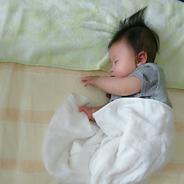 赤ちゃんがタオルを吸いながら寝る原因 タオルしゃぶりの歯並びへの影響とは サトマガ