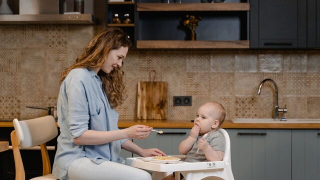 離乳食を赤ちゃんに食べさせる母親