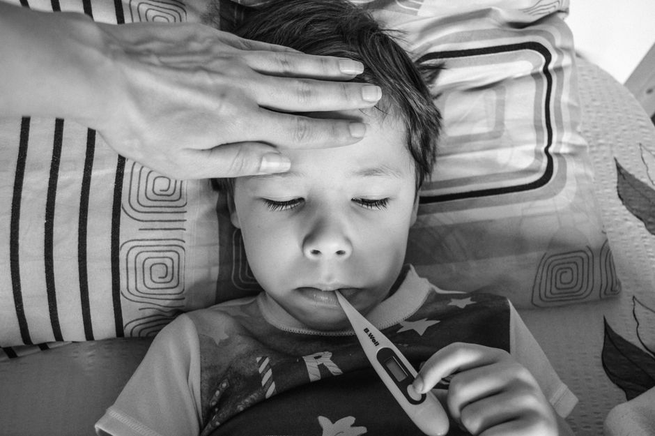 発熱して寝ている子ども