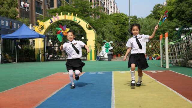 運動会で走る子供たち