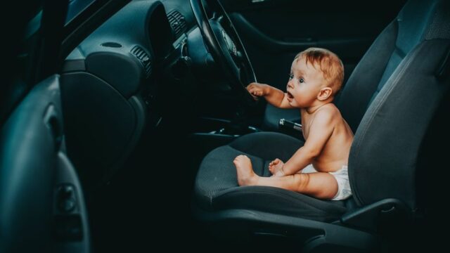 チャイルドシートを清掃する様子