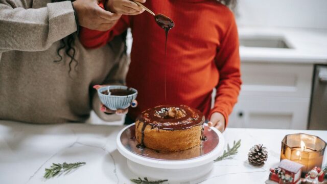親子でクリスマスケーキのデコレーションをしている様子