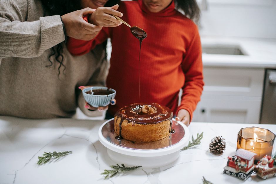 親子でクリスマスケーキのデコレーションをしている様子