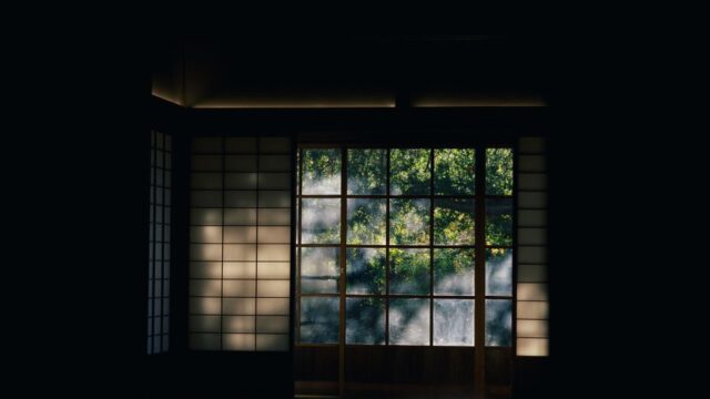 秋の光が差し込む窓辺と網戸