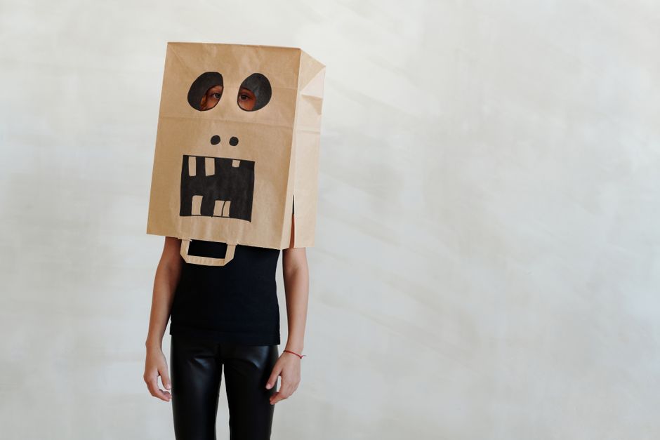 ハロウィンの仮装を手作りする親子