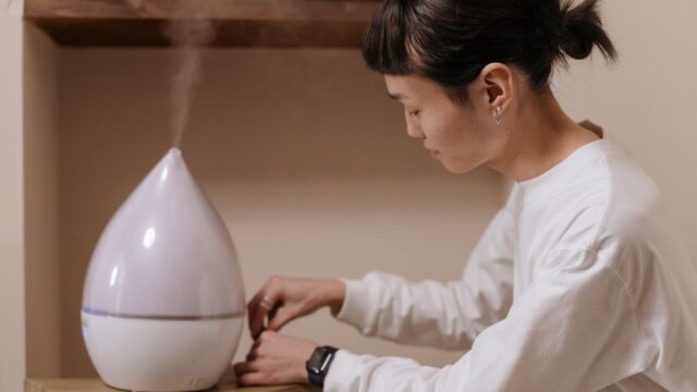 明るい部屋で加湿器のタンクを掃除している様子