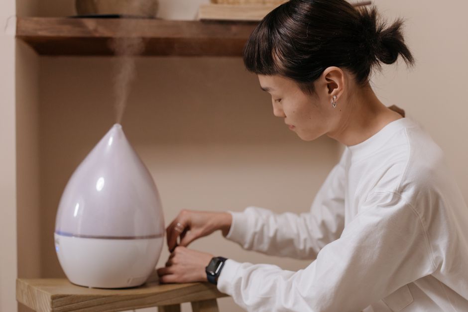 明るい部屋で加湿器のタンクを掃除している様子