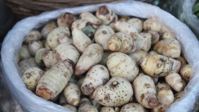 里芋の皮むきの下ごしらえをしているキッチンの様子