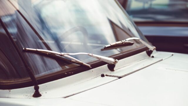 晴れた日の車のフロントガラスとワイパーブレード