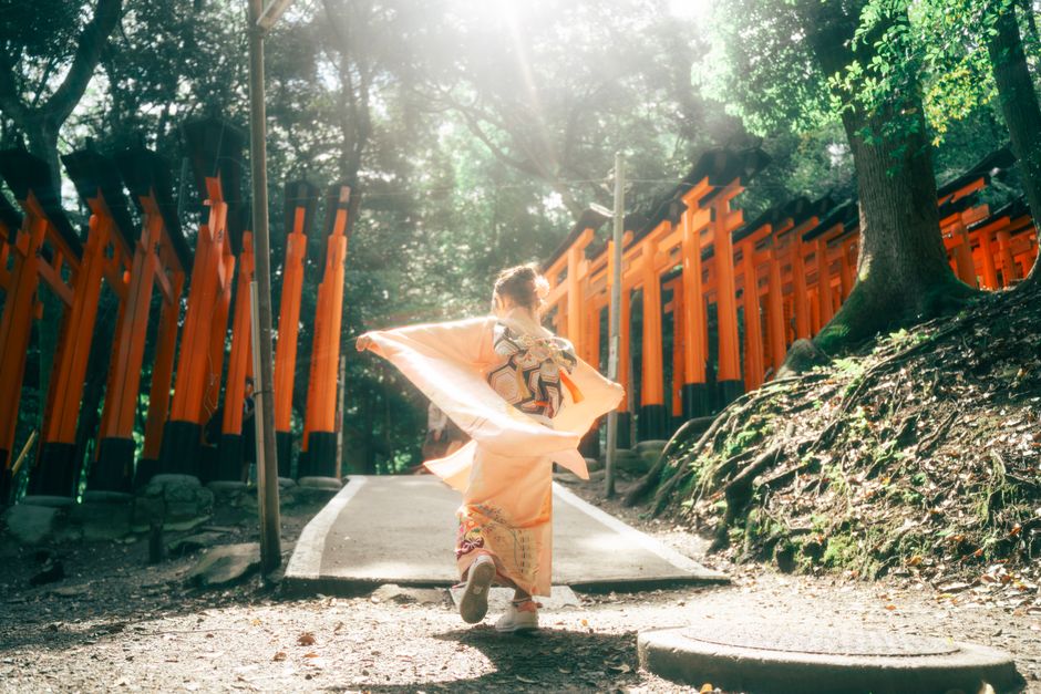 着物姿で神社の鳥居を歩く様子