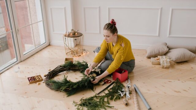 子供が紙皿でクリスマスリースを作っている様子