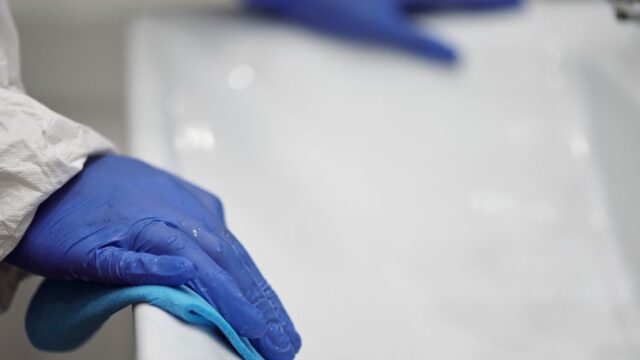 ぬるま湯の洗面器で手洗いするニット手袋