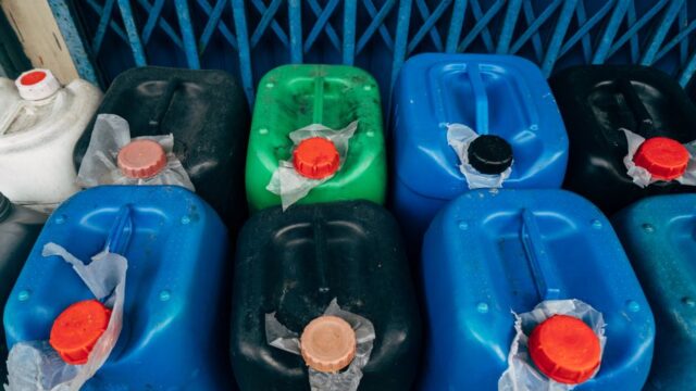 灯油用のポリ缶と冬の暖房のイメージ