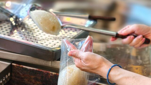 ラップに1個ずつ包んで冷凍用袋に入れた切り餅