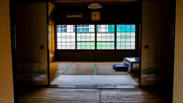 畳の部屋に置かれた座布団。年末の来客前に洗い方を確認したい場面のイメージ
